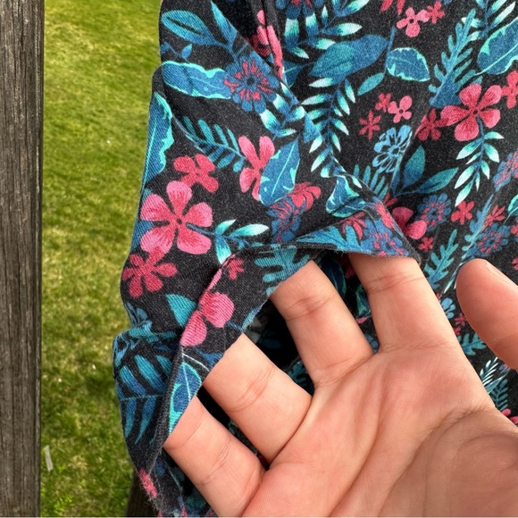 Hollister Curved Hem Short Sleeve Tropical Tshirt Medium - Picture 4 of 4